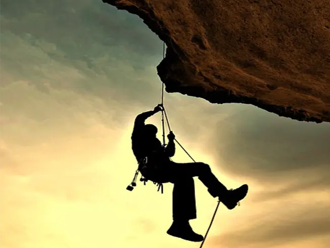 Die Bedeutung der richtigen Sicherheits ausrüstung beim Klettern, Höhlen forschung und Canyoning