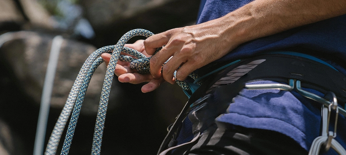 Hier, um uns für weitere Informationen und Ihre maßge schneider ten Sicherheits lösungen zu erreichen
